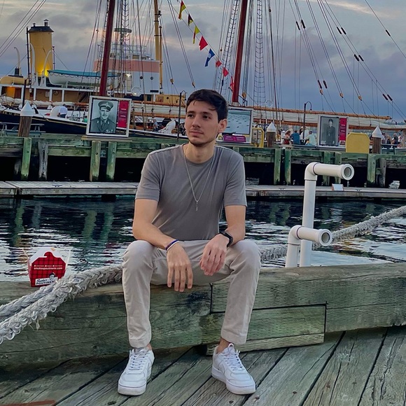 Meet your Posher, Gabriel - Picture 1 of 2